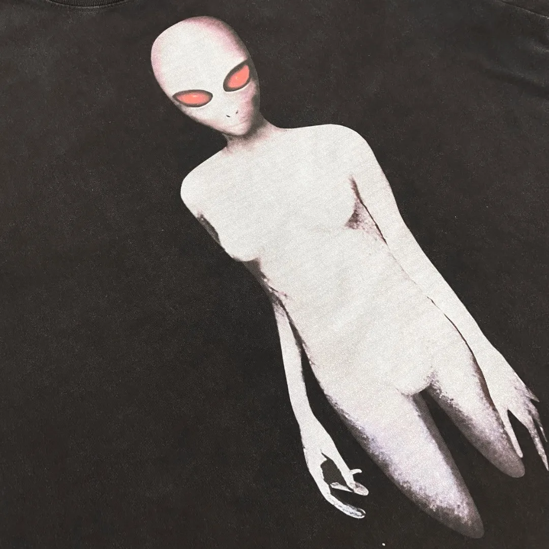 Saint Michael's "Mysterious Alien Creature" OVERSIZE vintage washed and distressed short-sleeved T-shirt with digital white ink direct printing, the fabric is breathable and the pattern is three-dimensional and clear. Fabric: Double yarn 240 grams Style number: S859 Size: S-M-L-XL Color: Washed black Price: P118